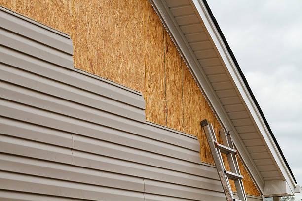 Professional Siding Installation technician working in Lewistown, IL